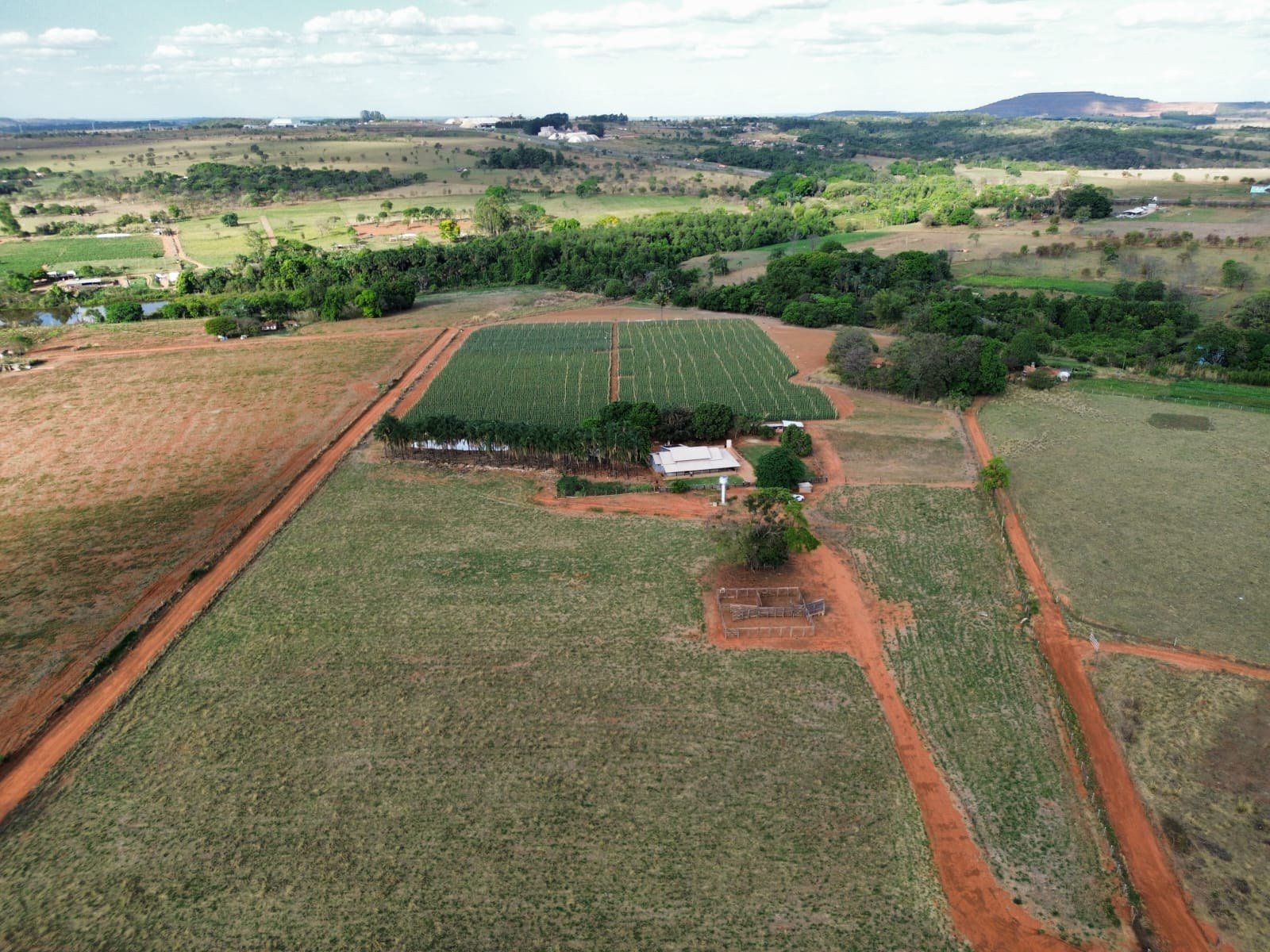 Vista au00e9rea da propriedade e do entorno rural.