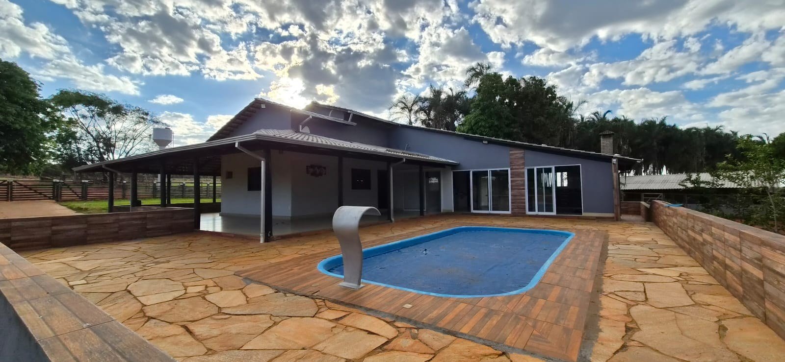Casa principal com u00e1rea de piscina e amplo espau00e7o externo.