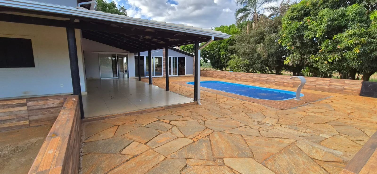 u00c1rea externa da casa principal com piscina.