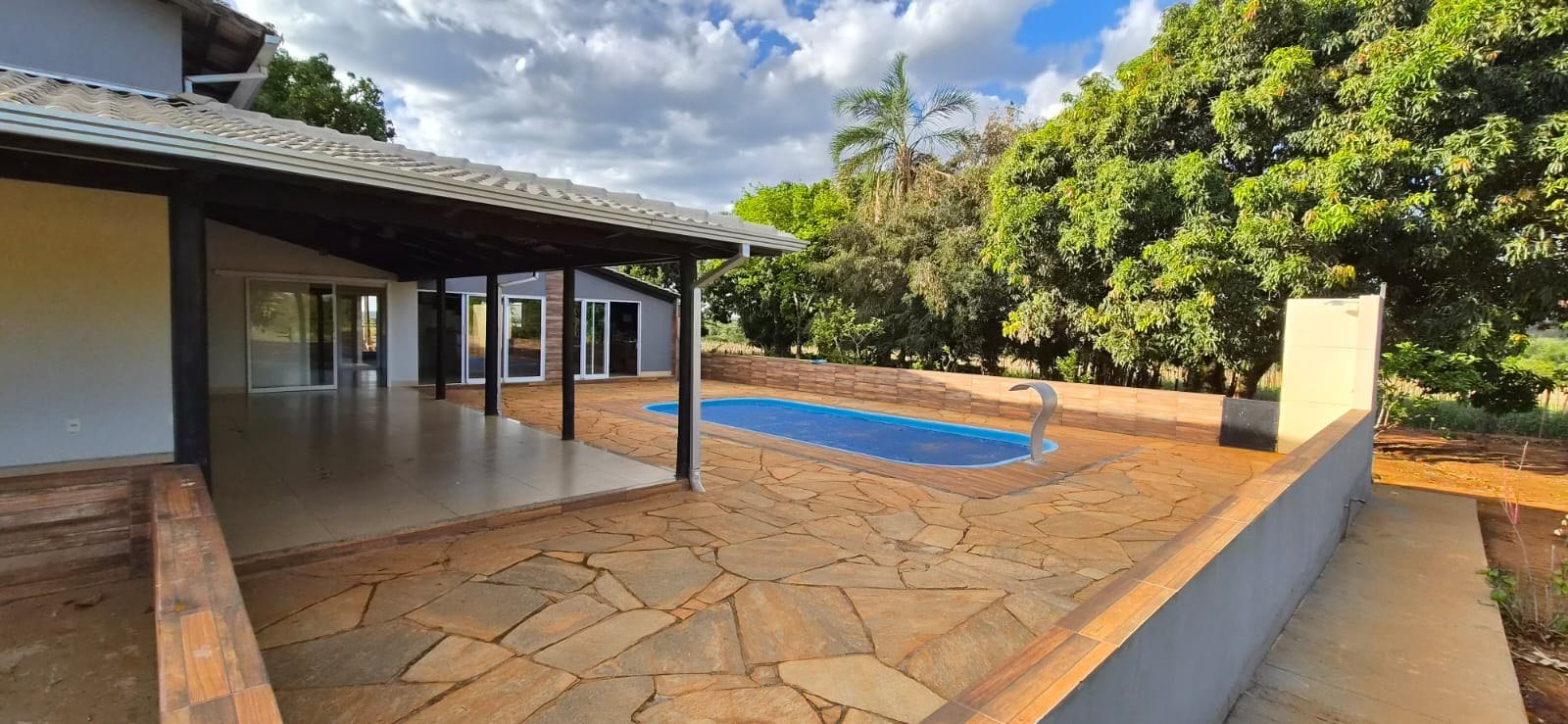 Varanda e u00e1rea de lazer junto u00e0 piscina.