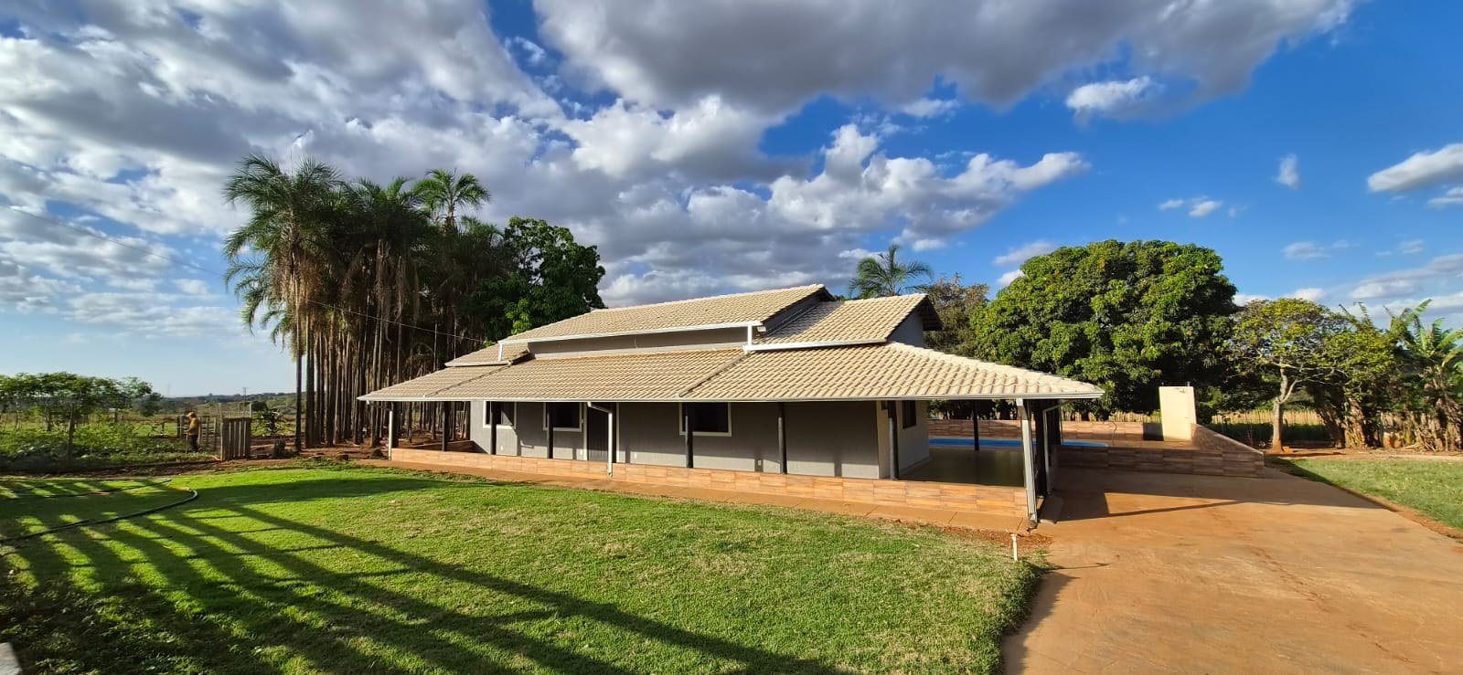 Casa principal integrada ao jardim e u00e0 u00e1rea externa.