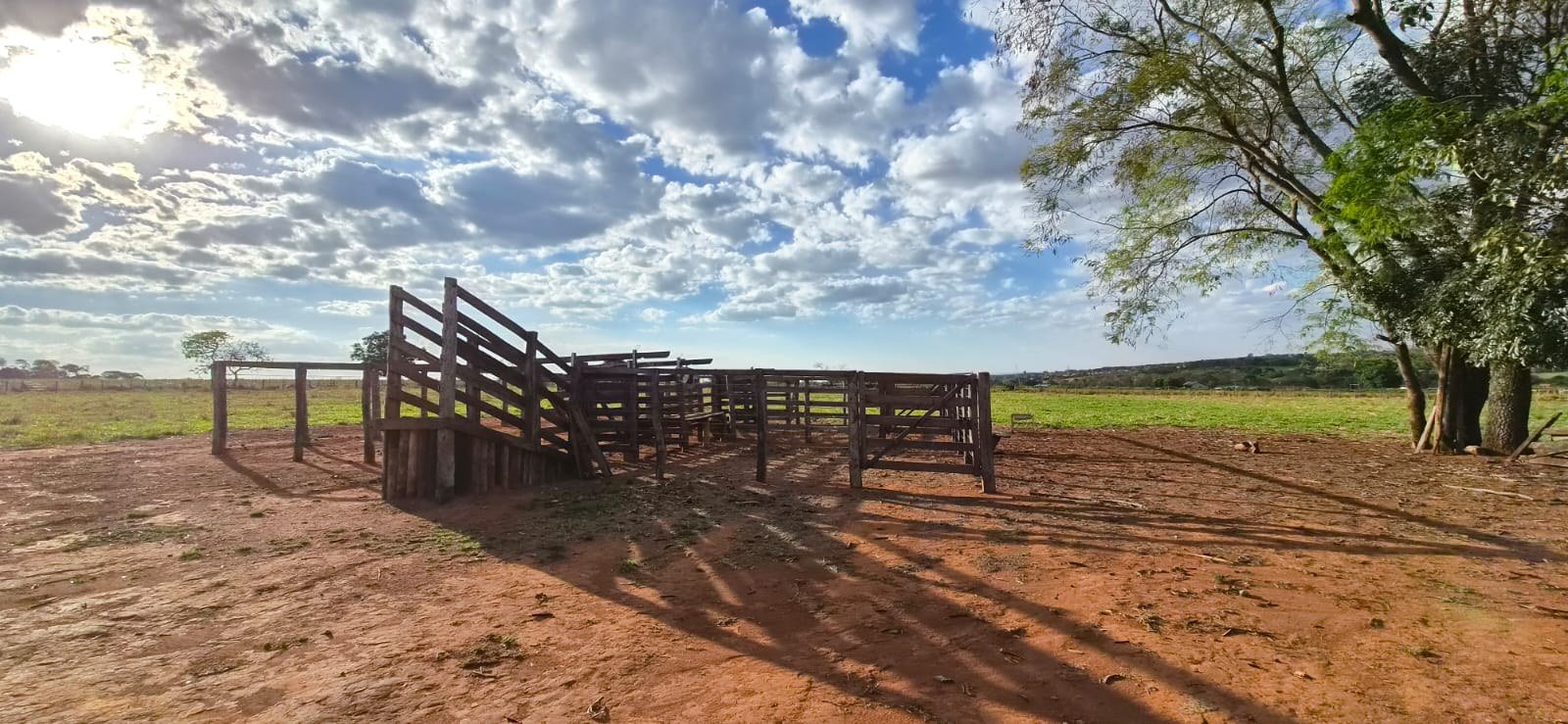Espau00e7o cercado destinado ao manejo e apoio rural.