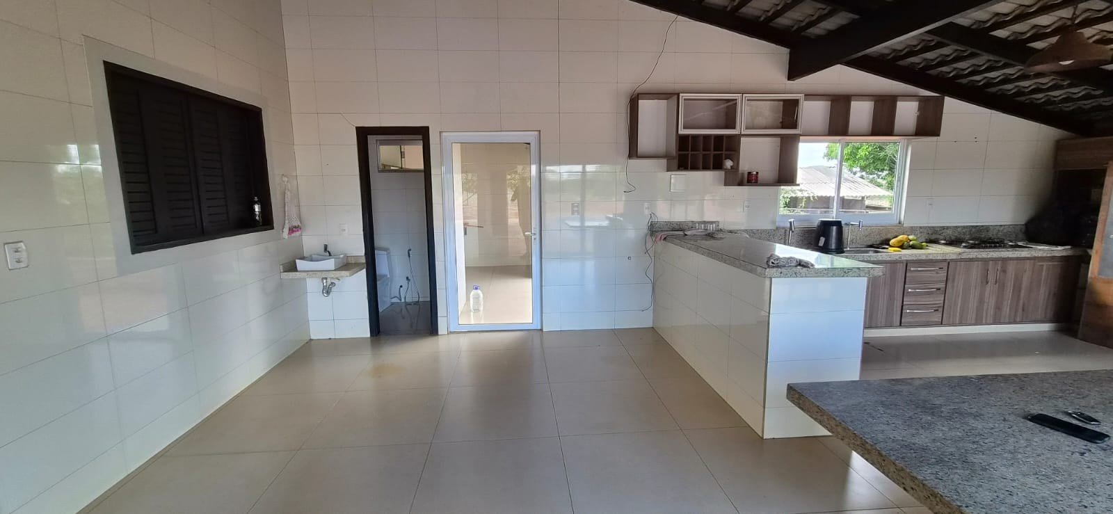 Cozinha integrada u00e0 u00e1rea externa da casa principal.