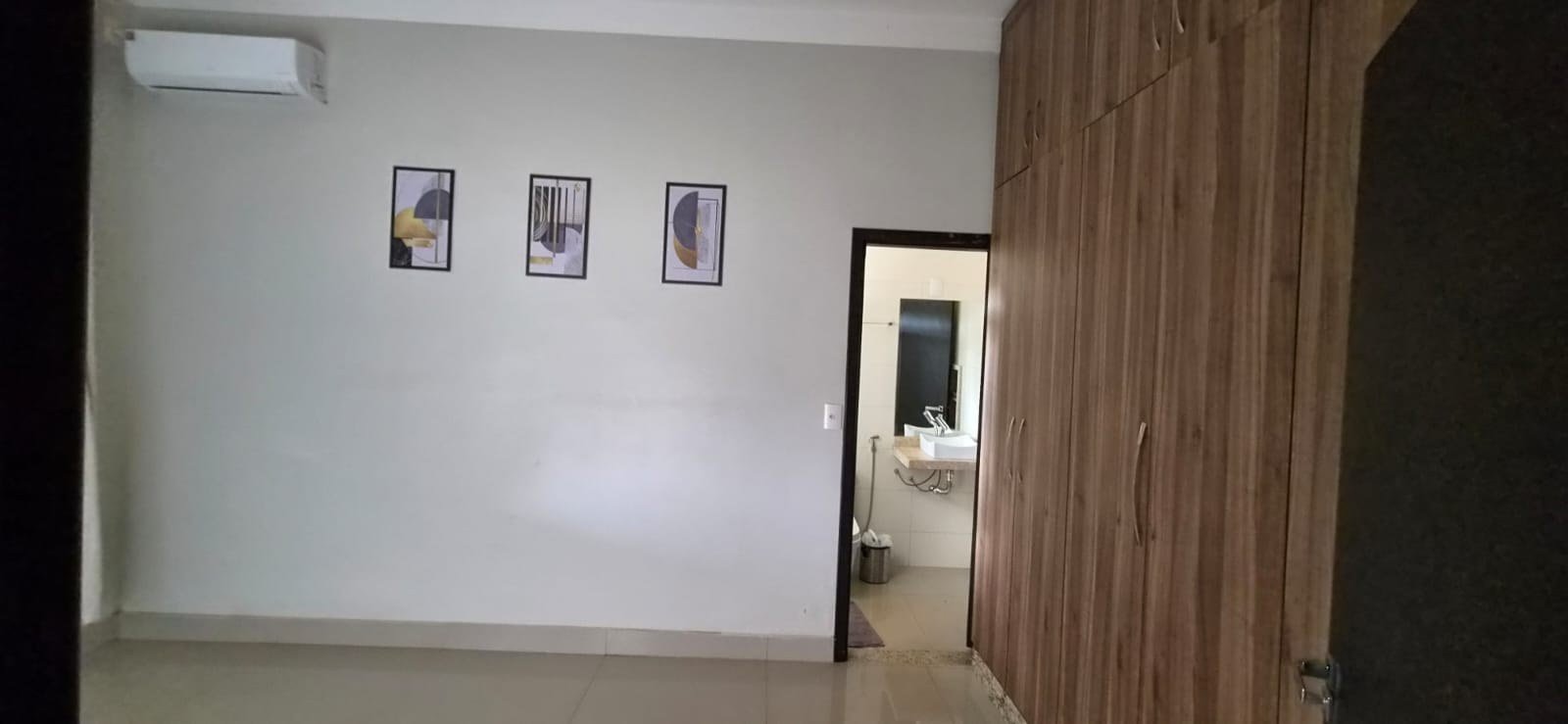 Ambiente interno amplo da casa principal.