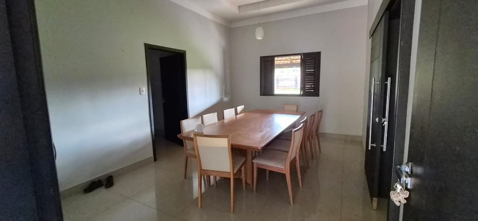 Sala de TV e ambiente interno da casa principal.